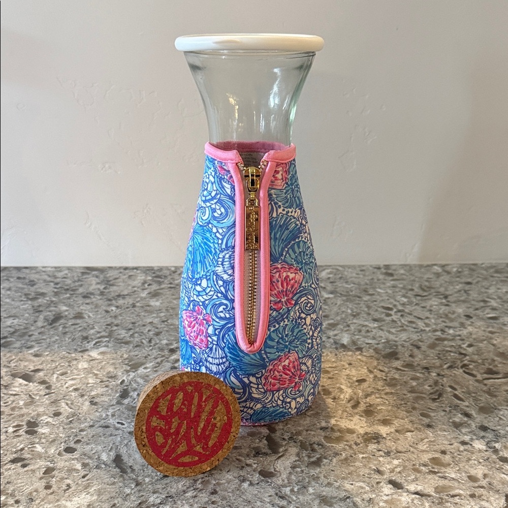 Lilly Pulitzer Beverage
Carafe 36 fl oz Insulated Blue Haven Raising Shell